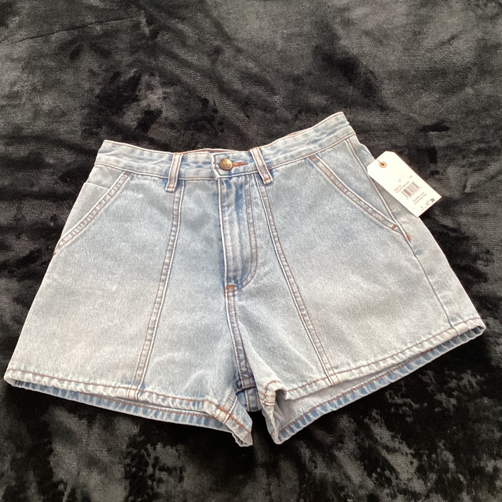 Billabong, NEW WITH TAGS, utility denim shorts, size small (26)